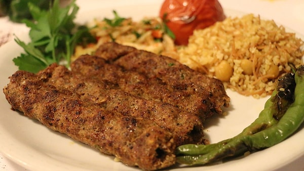 3. Gaziantep'in meşhur yemeklerinden biri olan Simit Kebabı yemeğinde hangisi yoktur?