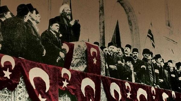 ''Osmanlı Devleti 1914'te "Büyük Cihad" ilan ederek Dünya Savaşı'na katılırken; bayraktaki hilalin sırtı bayrağın direğine bakıyordu;''