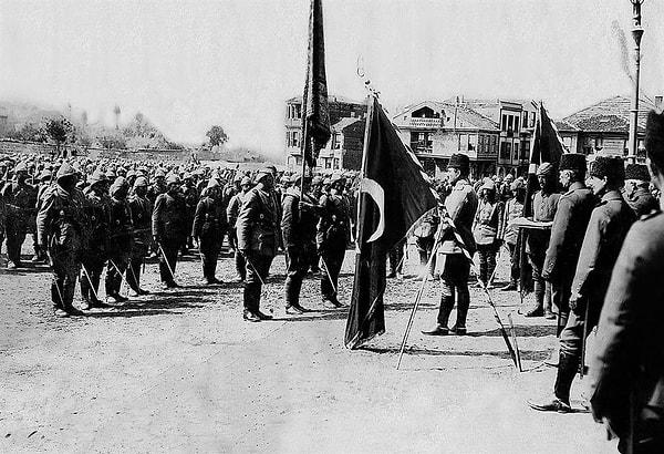 ''Birinci Dünya Savaşı'nda Enver Paşa bayrak töreninde.'' sözleriyle açıklamasını sürdüren Özkıncı: