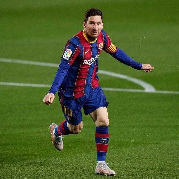 4. Barcelona, Lionel Messi'yi kiralık olarak kadrosuna katmak için Inter Miami ile ortak bir anlaşma yapmayı planlıyor. (L'Equipe)
