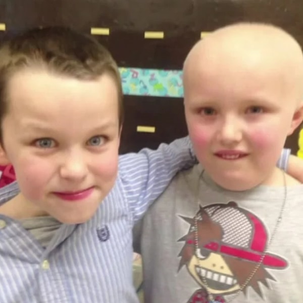Когда маленького мальчика спросили, почему он сбрил волосы, он ответил: «Чтобы Зак почувствовал, что он не единственный без волос»