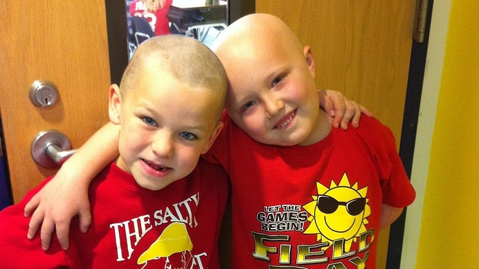 «Дружба - это прекрасно»: 5-летний мальчик объяснил зачем побрил голову в поддержку друга