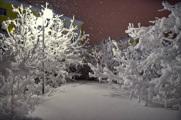 12. Ежегодно в Норильске выпадает 2 миллиона тонн снега, что составляет 10 тонн на каждого местного жителя. Во дворах снежные сугробы иногда не растают даже летом.