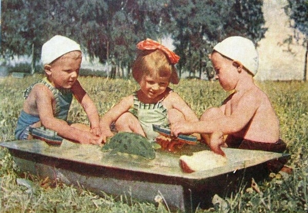 2. Лето и веселая дворовая компания.