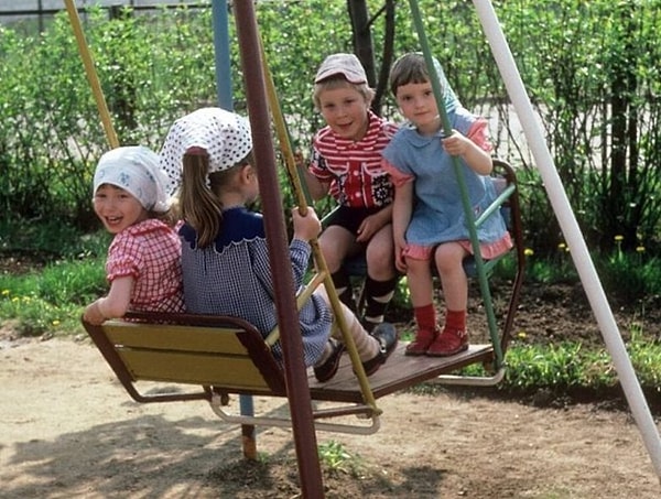 6. В качели помещалось бесчисленное количество ребят.