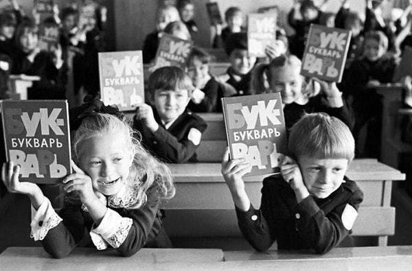 1. Первоклашки со своим первым букварем.