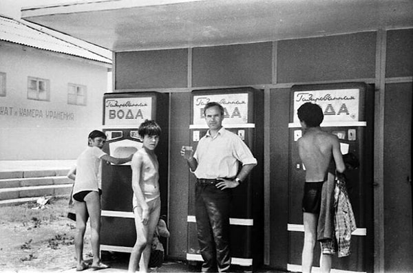 14. Жаркое лето у автомата с газировкой.