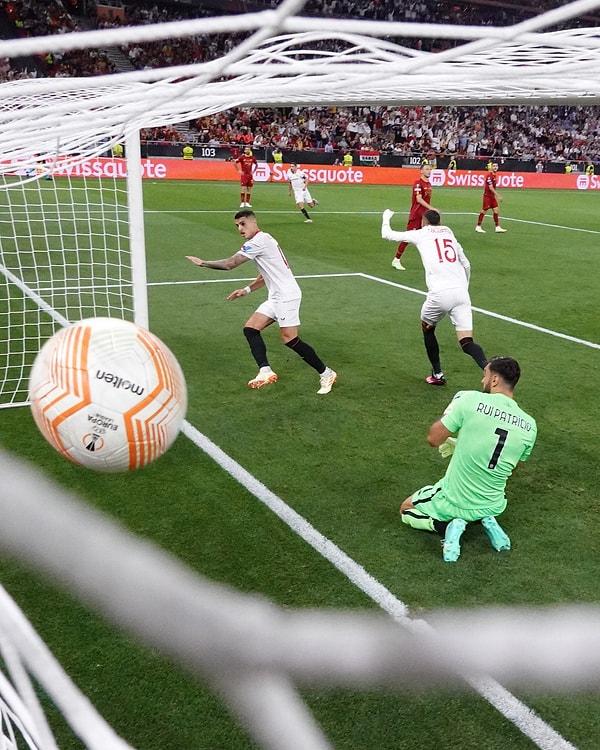 İkinci yarıya etkili başlayan Sevilla ilk yarıdaki performansını unutturdu. Jesus Navas'ın ortasında Mancini kendi kalesine topu gönderdi ve durum 1-1'e geldi.