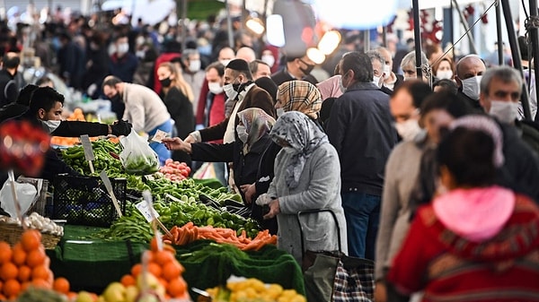 Ülkenin gerçekliğinde neler mi var? Ekonomik olarak yıllardır bir darboğazın içinde olmamız ve bunun giderek derinleşmesi, enflasyon, alım gücümüzün hızlı bir şekilde düşmesi, hayat pahalılığı, paramızın değerinin düşmesi ve gelir dağılımındaki eşitsizlik...