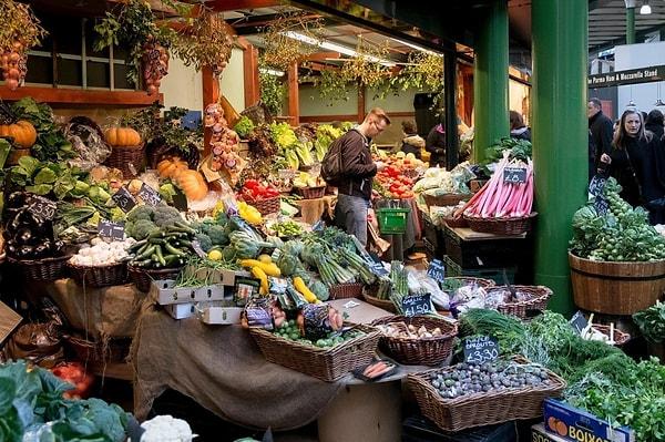Benzer bir tablo şu an İngiltere'de de ortaya çıktı. Gıda enflasyonun yüzde 19,1'e çıkmasının ardından bazı marketler ürünlere alarm takmaya başladı.