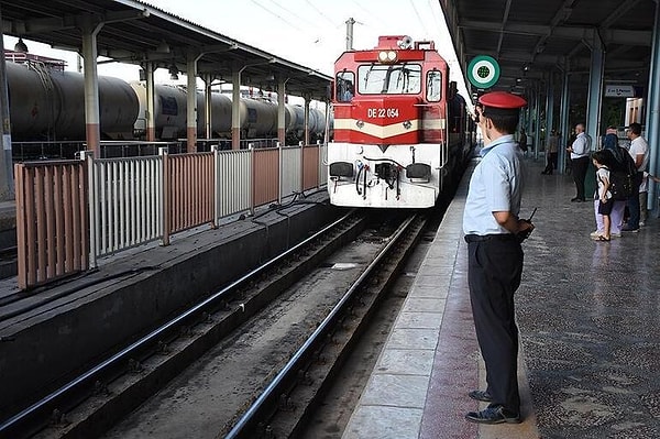 Hatta sizinle ilginç bir anekdot paylaşayım. 1999 yılının Nisan ayına ait okuduğum bir gazete haberinde Barış Manço Kurtalan Ekspresi'nin Avrupa turuna başladığı ve Avrupalılara Türkleri tanıtmak için Sirkeci'den yola çıkacağı haberi var.