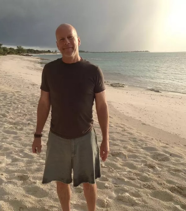 Недавно дочь Брюса Таллула написала пронзительное эссе для Vogue, подробно рассказав, как знала, что с ее отцом что-то не так «в течение некоторого времени»