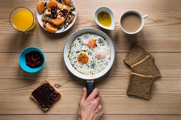 Tabii her kahvaltı sağlıklı bir öğün anlamına gelmez. Değil mi? Peki sağlıklı bir kahvaltı için ne gibi besinler tüketmeliyiz?