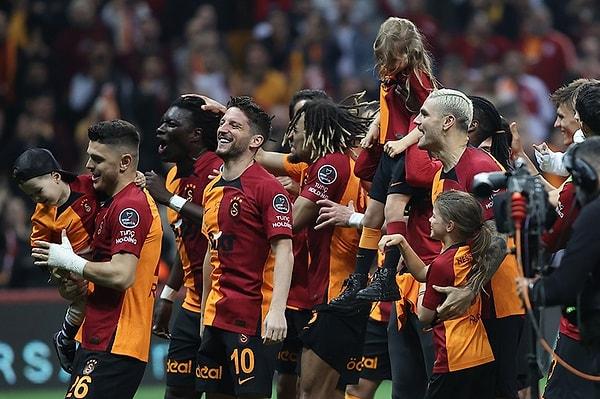Spor Toto Süper Lig'de birinciliğini ilan eden Galatasaray, büyük bir coşku yaşarken Süper Lig'de 23. kez şampiyonluğa ulaştı.