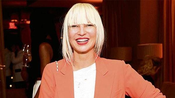 Klibin ardından iki yıl geçtikten sonra "Rob Has a Podcast" programına bağlanan Sia, doktoru tarafından kendisine otizm teşhisi konduğunu ve uyuşturucu bağımlılığından kurtulmak için tedavi sürecine girdiğini açıkladı.