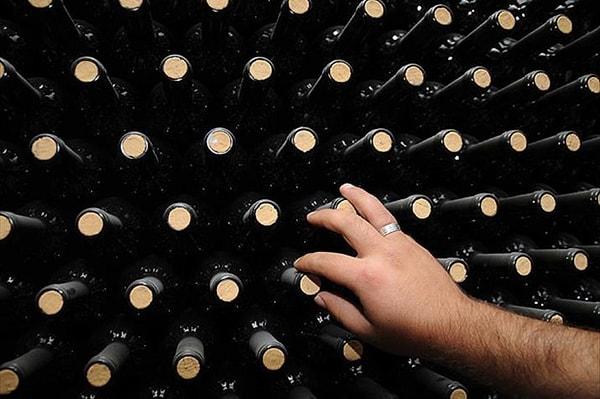 Bazı şaraplara da zam geldiğini duyuran Dündar’ın paylaştığı listeye göre bir şarap markasının 75 cl’lik şişesi 149 liraya yükseldi.