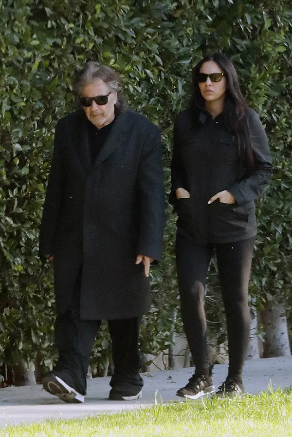 Нур неоднократно заявляла, что ее совершенно не смущает тот факт, что ее «парни» годятся ей в дедушки