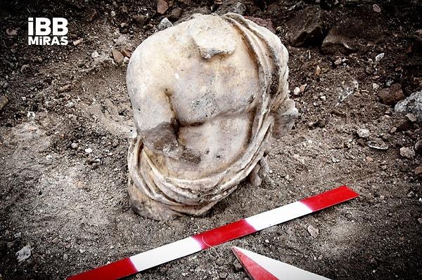 Geçtiğimiz 31 Mayıs günü, Polieuktos kazıları sırasında önce kolları ve kafası eksik olan bir erkek heykeli bulunmuştu. 👇