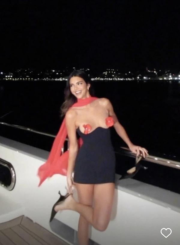 2. Dünyaca ünlü model Kendall Jenner, meme dekolteli elbisesiyle sosyal medyada gündem oldu. David Koma imzalı elbise içinde paylaşımlar yapan Jenner, yine ortalığı ateşe verdi!