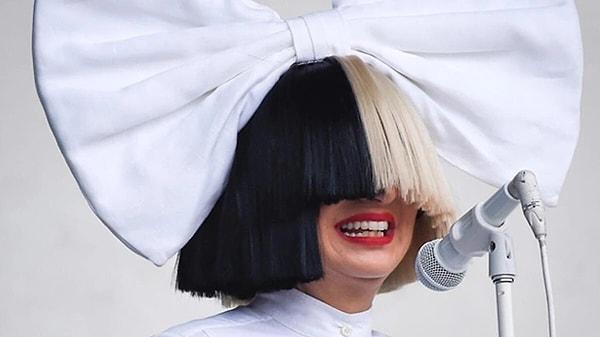 3. "Chandelier" şarkısı ile adını tüm dünyaya duyuran şarkıcı Sia'ya 47 yaşında otizm teşhisi kondu!
