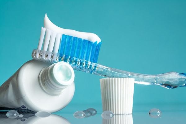 Gümüşlerinizi temizlerken kullanabileceğiniz ilk malzeme diş macunu. Takılarınızı ya da gümüş tüm eşyalarınızı diş macunu ile parlatabilirsiniz.