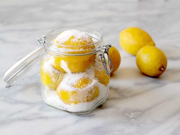 Mutfakta sıklıkla kullanılan tuz ve limon da gümüş parlatırken işinize yarayacak ürünlerden. Tuz ve limon suyunun renk açma etkisiyle gümüşlerinizi parlatmanız mümkün.