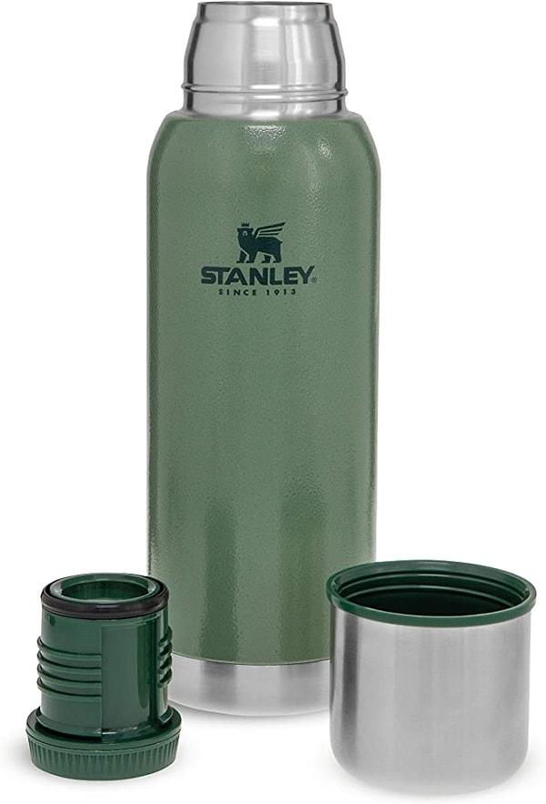 1. Stanley markasının en çok tercih edilen modellerinden biri ile başlayalım: 1 litre kapasiteli Stanley Adventure vakumlu termos