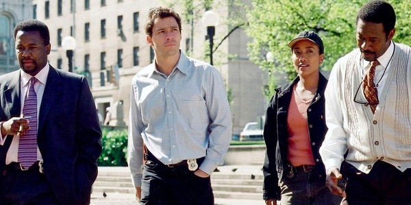 Сериал «Прослушка» в жанре криминального детектива, знакомит зрителей с «настоящей» информацией благодаря полицейским на пенсии в штате.