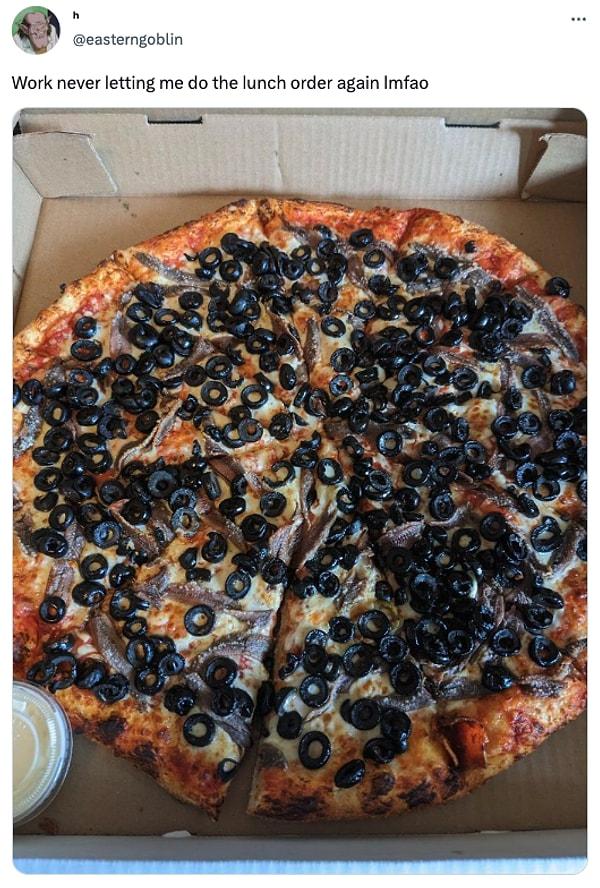 Twitter'da ʰ (@easterngoblin) isimli kullanıcı "bir daha asla öğle yemeği siparişi vermeme izin vermiyorlar" başlığıyla bu zeytin deryası pizzasını paylaştı.