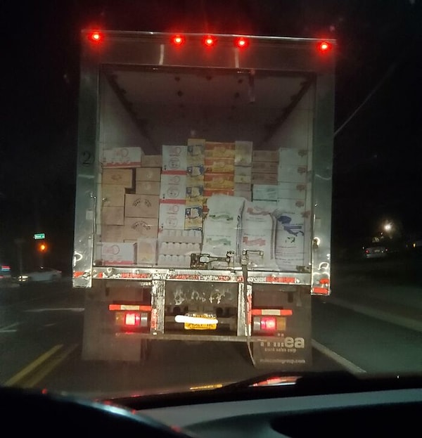 11. Этот грузовик раскрасили так, что он кажется открытым