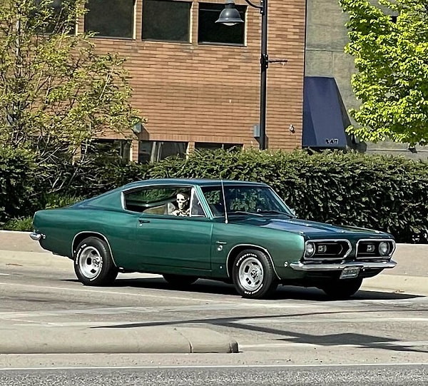 13. «У этого парня скелет на пассажирском сиденье»