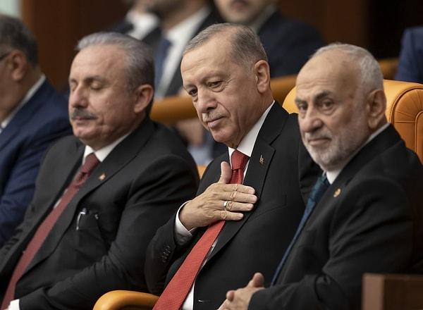 Cuma günü 14.00'te başlayan yemin töreninin gece yarısına kadar sürmesi bekleniyor. Cumartesi günü ise Erdoğan Meclis'te yemin edecek. Kabinesini açıklamasının ardından da bir gün sonra yeni bakanlar Genel Kurul'a giderek yemin edecek.