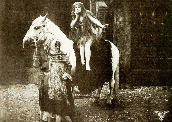 Belirlenen o gün geldiğinde Leydi Godiva, uzun saçları çıplak vücudunu örtecek şekilde at sırtında Coventry sokaklarında dolaştı.