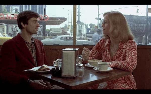 10. Taxi Driver (1976) filminde Travis Bickle, New York yerlisi değildir. Betsy ile akşam yemeği yerken kendisi Ortabatı'da yaygın olan eritilmiş peynirli turta yiyor. Bir başka karakter De Niro ise Ortabatı aksanı kullanıyor.