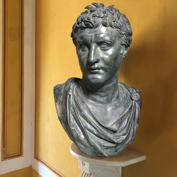 II. Eumenes, zekasıyla bilinen yetenekli bir liderdi ve babasının Romalılarla ittifak politikasını sürdürmekteydi.