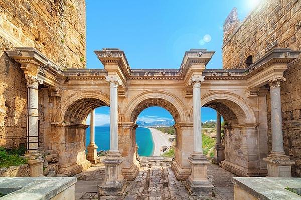 Attalos ayrıca, günümüzdeki Manisa’da Philadelphia ve Antalya’da Attalia şehirlerini kurarak Pergamon Krallığı sınırlarını Akdeniz’e kadar taşıdı.
