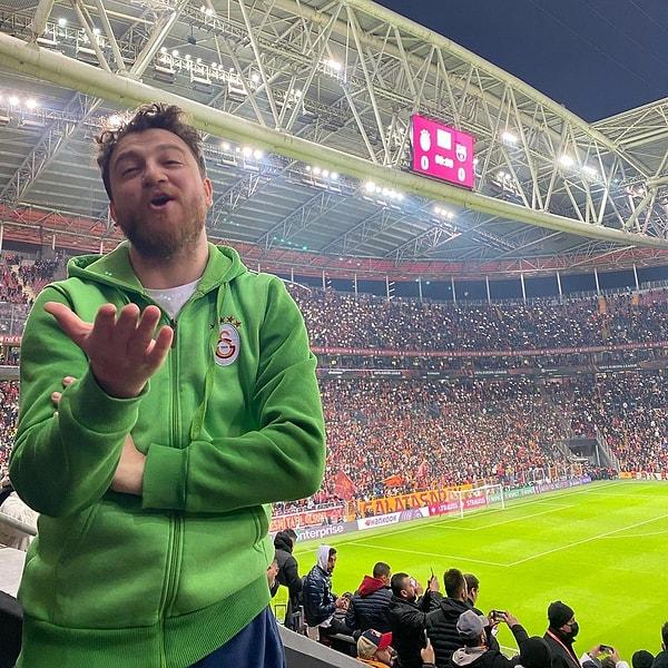 Galatasaraylı olduğu bilinen yeni neslin sevdiği spor yorumcusu Uğur Karakullukçu, GS TV'de başına gelen can sıkıcı durumu takipçileriyle paylaştı.