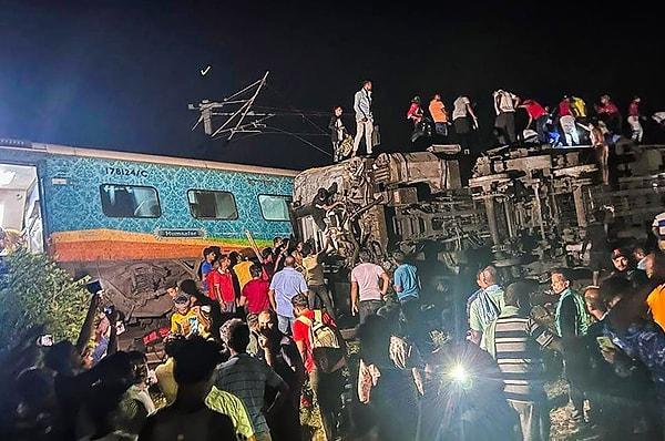 The Hindu gazetesinin haberine göre, eyaletin Balasore bölgesinde Bahanaga Bazar Tren İstasyonu yakınlarında, 2'si yolcu 1’i yük olmak üzere 3 trenin karıştığı, dün yerel saatle 19.20'de meydana gelen kazada 171 kişi hayatını kaybetti, 800'den fazla kişi yaralandı.