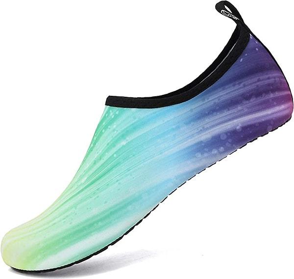 6. Çorap biçiminde rengarenk deniz ayakkabısı.