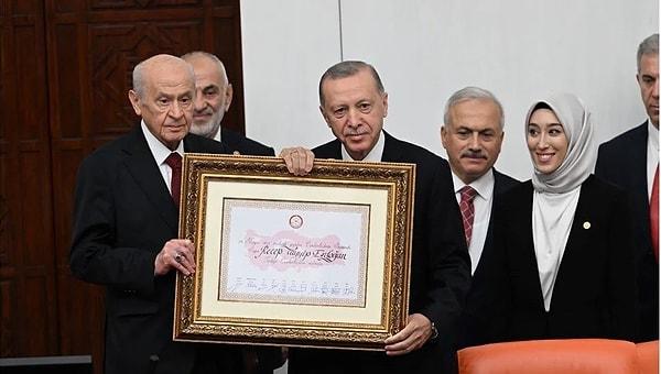 28 Mayıs'ta yapılan ikinci tur seçimleri sonrasında yeniden Cumhurbaşkanı olan Recep Tayyip Erdoğan önce mazbatasını aldı, yemin etti sonra da yeni Bakanlar Kurulu'nu açıkladı.