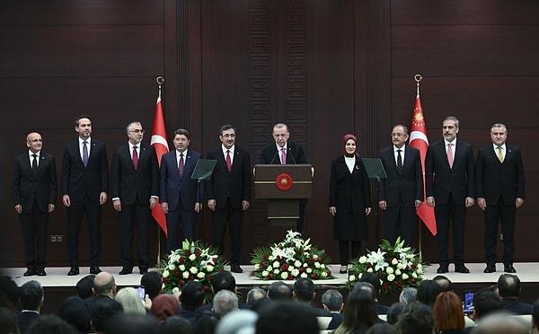 Recep Tayyip Erdoğan yeniden Cumhurbaşkanı seçilmesinin ardından mazbatasını aldı, yemini etti ve yeni Bakanlar Kurulu’nu duyurdu.