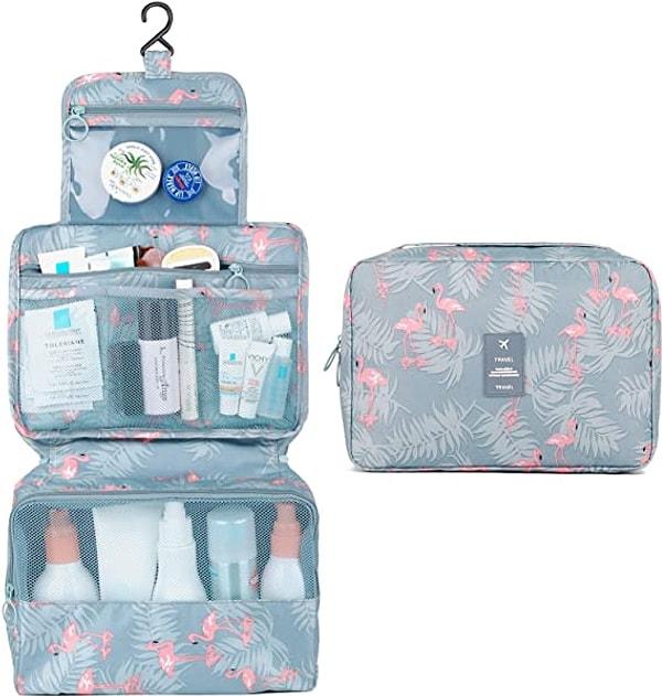 13. Tüm bakım ürünlerini içine koyabileceğin askılı su geçirmez bir kozmetik çantası.