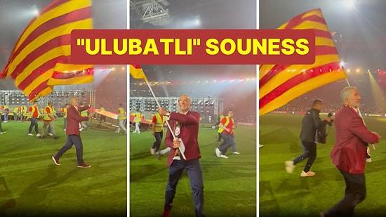 "Ulubatlı" Graeme Souness, Fenerbahçe Stadyumu'nda Diktiği Bayrakla Taraftarı Selamladığı Anlar