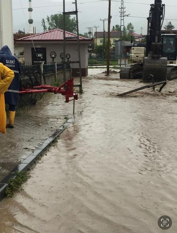 Samsun'un Ladik ilçesine bağlı Alıçlı Mahallesi'nde etkisini gösteren sağanak yağmurun neden olduğu selde 1 kişi hayatını kaybetti.