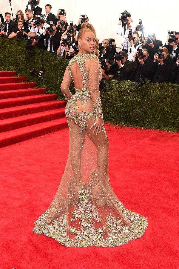 Beyonce, 2015 yılında, Met Gala'da bej mücevherli çıplak bir Givenchy elbisesi giymişti.