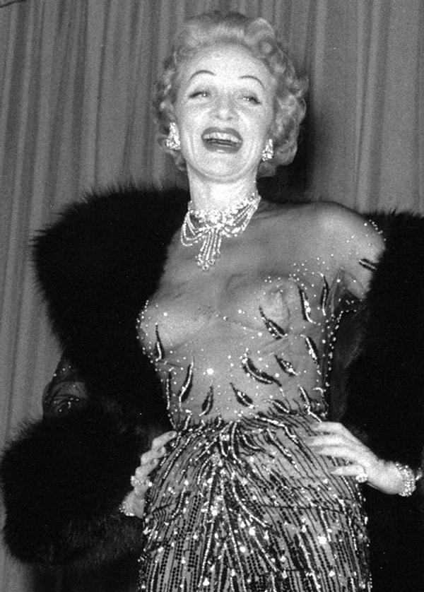 Yüzyılın ortalarına gelindiğinde, Marlene Dietrich gibi kabare sanatçıları ve aktrisler, çıplaklık izlenimi veren cüretkar sahne kostümleriyle sınırları daha da zorladılar.