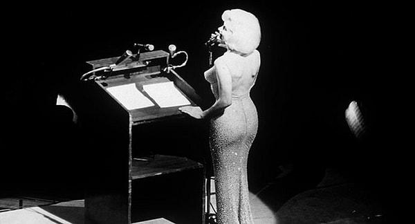 1962'de, Marilyn Monroe, Başkan Kennedy'ye 'happy birthday' şarkısını söylediği zaman vücuduna sıkıca yapışan, yapay elmas kaplı, ten rengi bir elbise giydi ve çıplak elbise ana akım haline geldi.