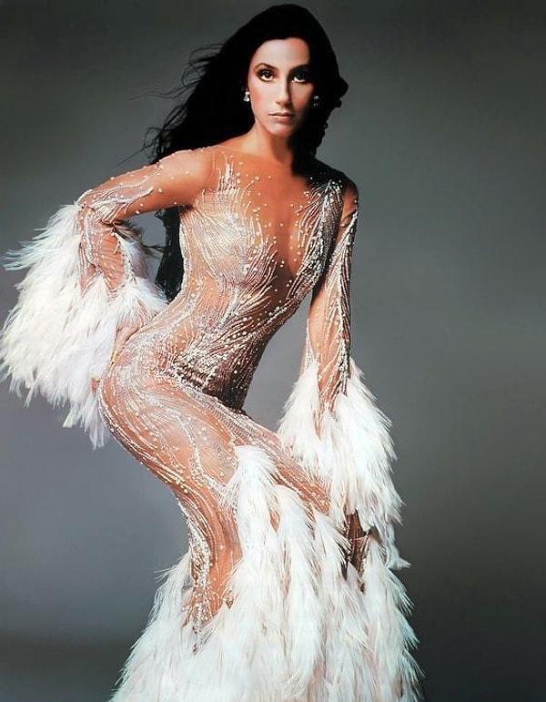 Marilyn'in elbisesini çizen genç tasarımcı Bob Mackie, daha sonra Cher ile çalışmaya başladı.
