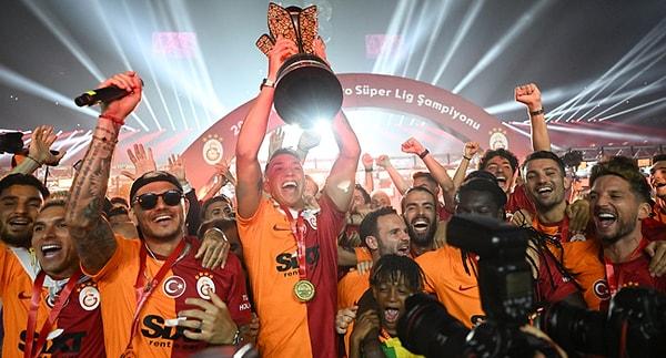 23. şampiyonluklarını NEF Stadı'nda taraftarı ile birlikte kutlayan Galatasaray, dün akşam sarı-kırmızı formaya gönül vermiş tüm futbolseverleri sevinçten coşturdu.