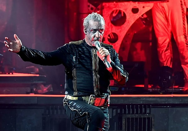 СМИ пишут, что гитарист Пауль Ландерс, барабанщик Кристоф Шнайдер и клавишник Кристиан Лоренц «крайне недовольны поведением» солиста